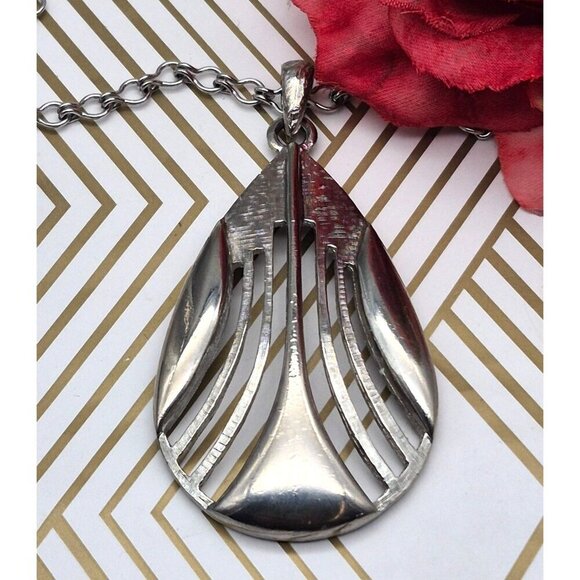 Sarah Coventry Vintage Silver Tone Open Works Teardrop Pendant Necklace - Picture 6 of 7